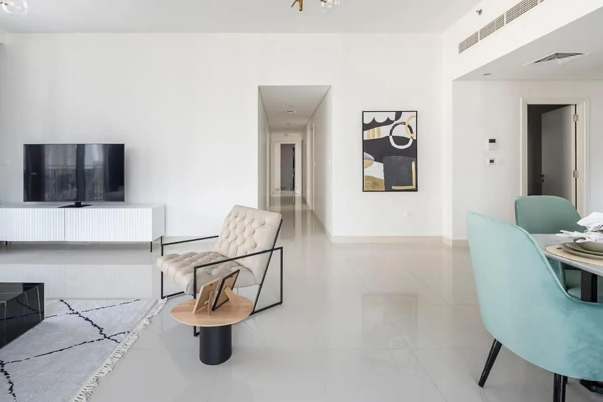 Frank Porter - Boulevard Crescent Dubai